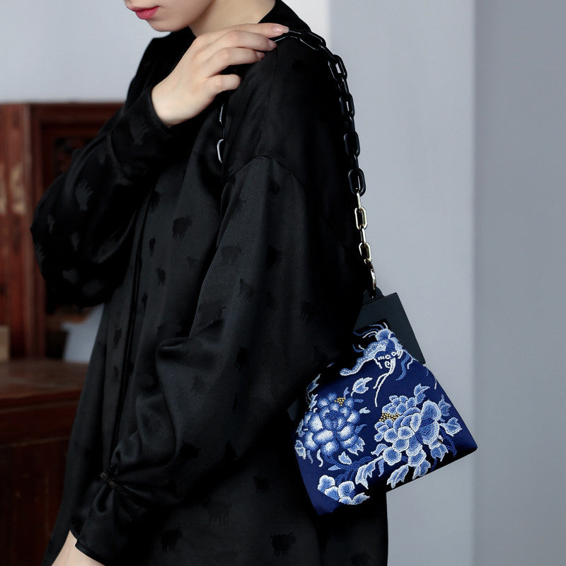 [Chinoiserie] Blue Flower Embroidery Frame Clutch Bag