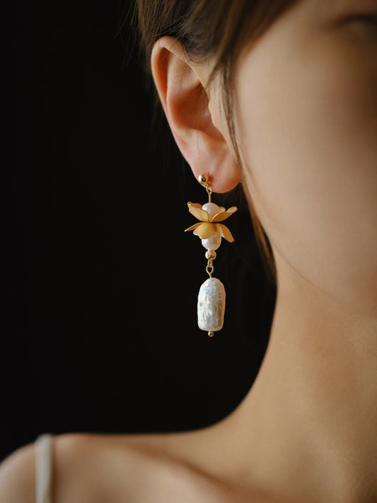「Chinoiserie」Golden Upside Down Flower Pearl Earrings