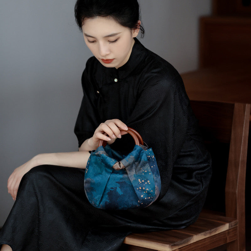 [Chinoiserie]  Wooden Handle Blue Pleated Clutch