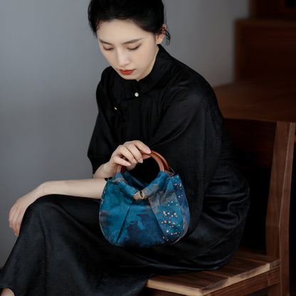 [Chinoiserie]  Wooden Handle Blue Pleated Clutch